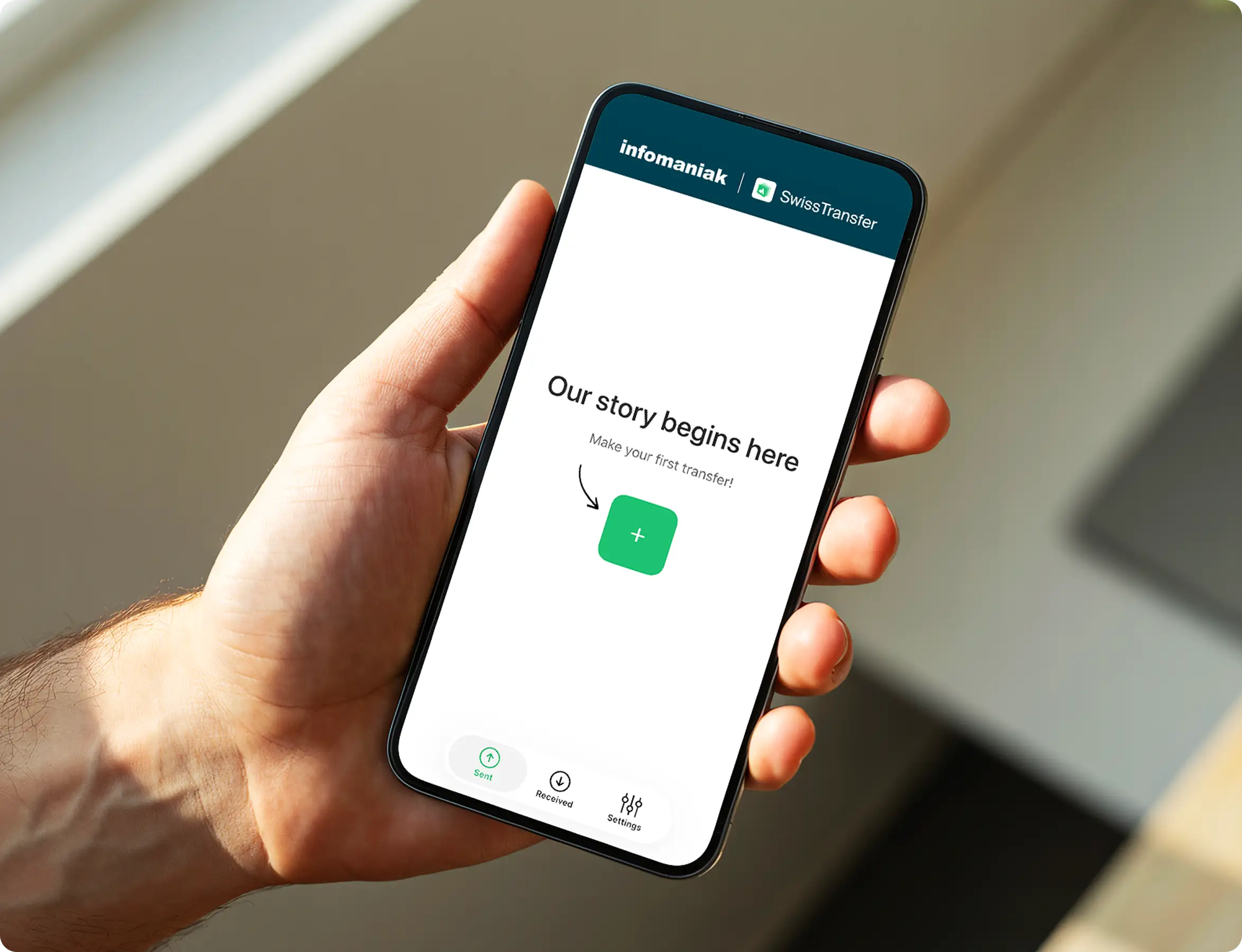 Una mano che tiene un telefono su cui è visualizzata l'app SwissTransfer