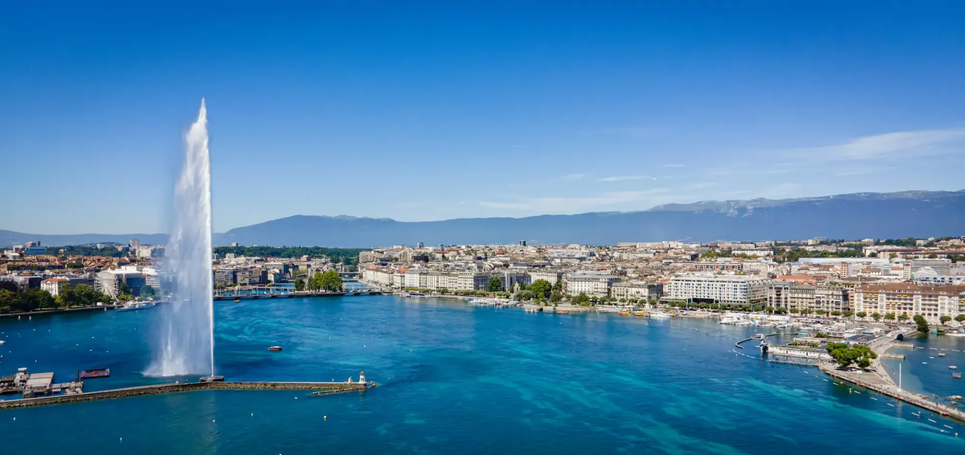 Foto di Ginevra con il lago e il Jet d'Eau scattata da un drone